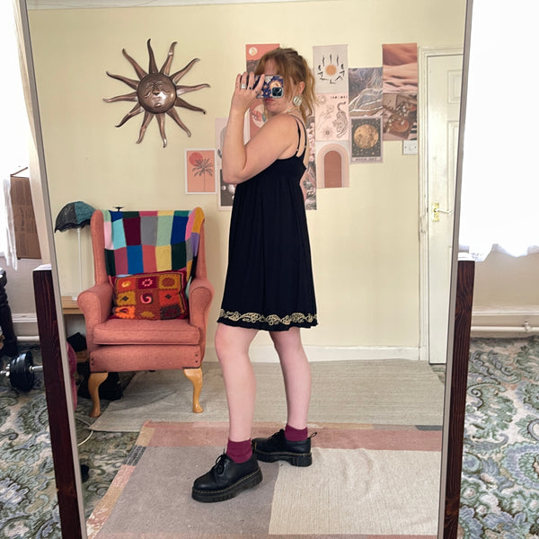 Embroidered mini dress (M)