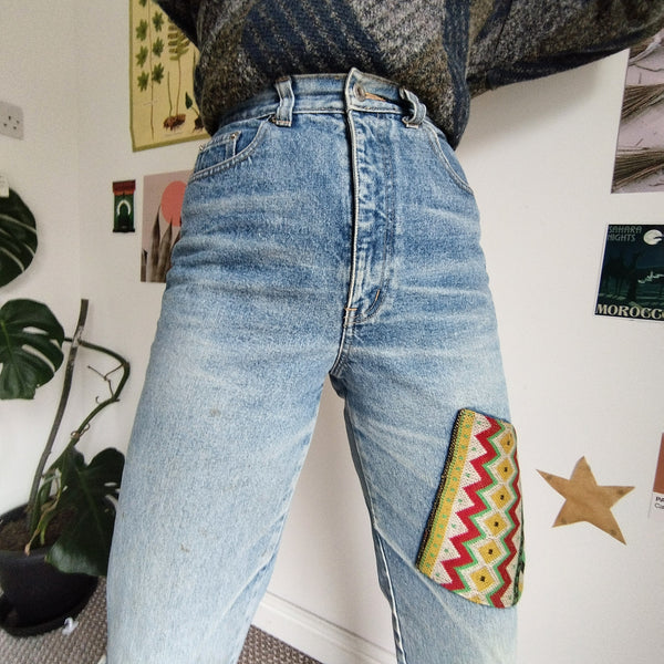 Distressed mom jeans (W26)